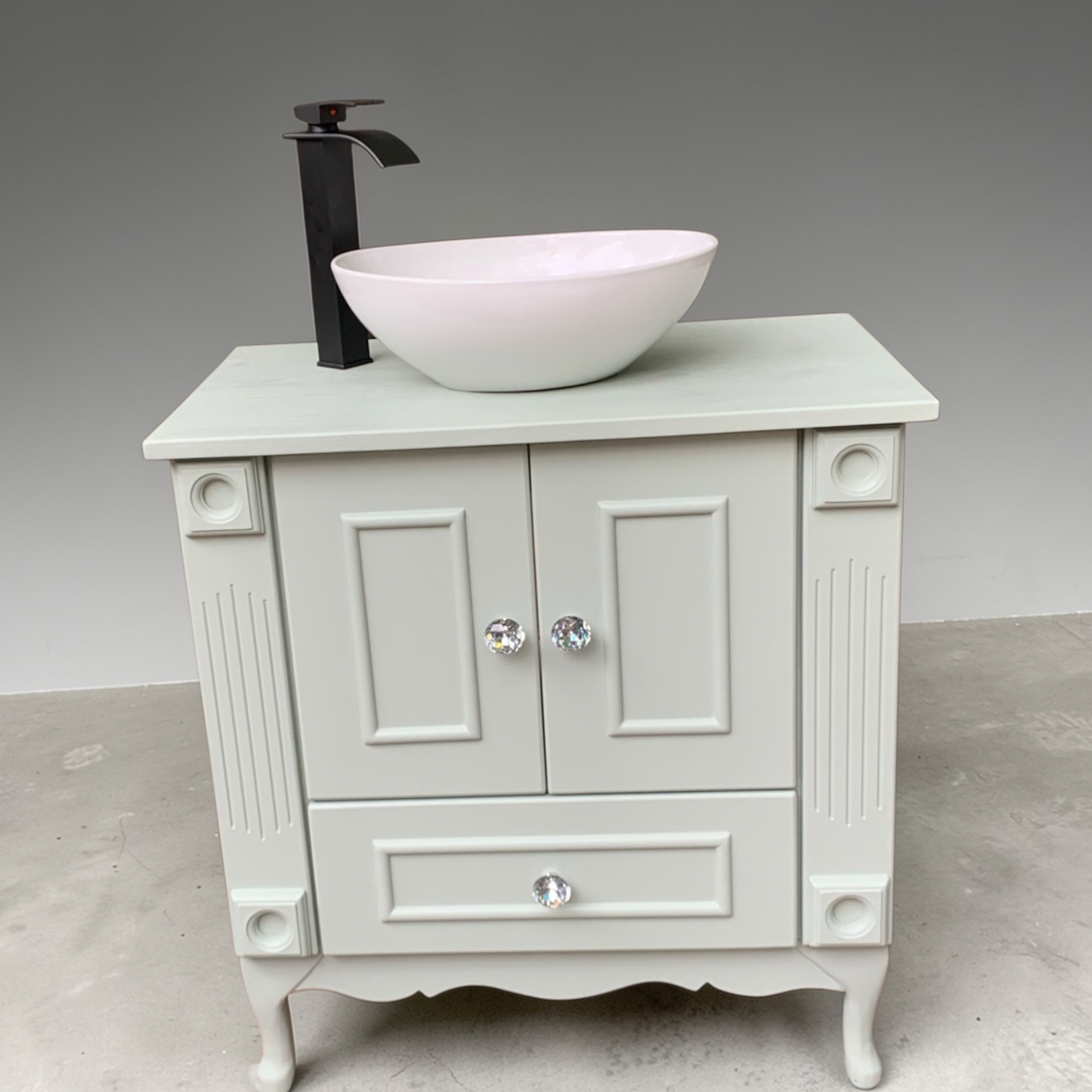 Single vanity w/ Basin & Tap.