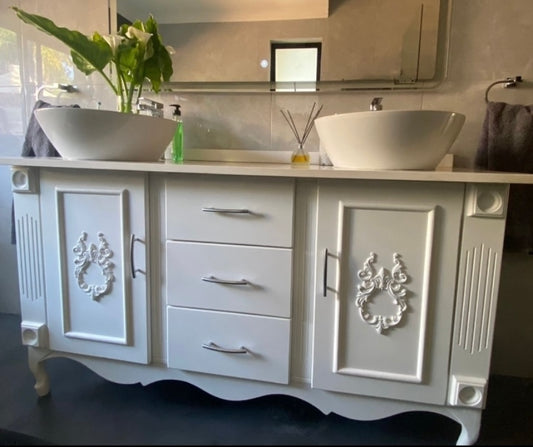 White Double Vanity with Quartz Top – Queen Anne Legs, Embellished Doors & 3 Drawers