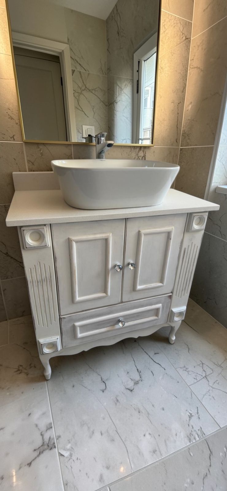 Single Vanity w/ Basin, tap & Quartz Top.