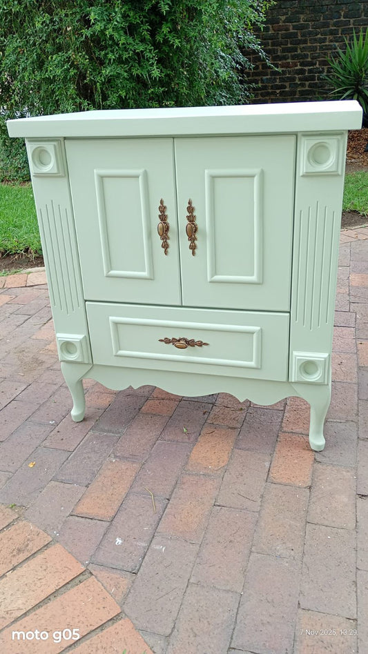 Single vanity, Sage Green